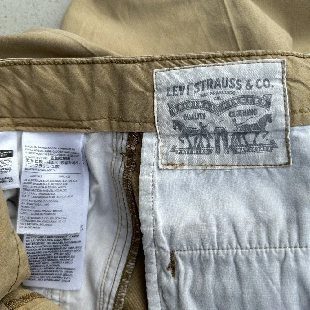 Levis Cargo Shorts Khaki Tan 6 Pocket Mens Size 42‎ x 11 Gorpcore Read! Flaws